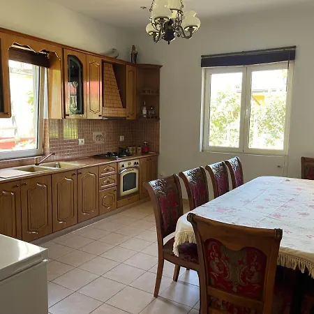 Shtepia E Adit Holiday home *